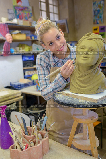 sculptor posing with an art. Стоковое фото, агентство Ingram Publishing / Фотобанк Лори