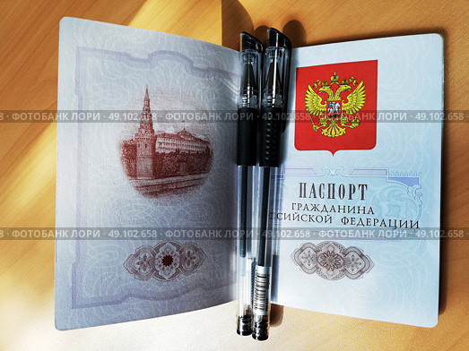 Сдача ЕГЭ и ОГЭ: на парте открытый паспорт гражданина РФ и две черные гелиевые ручки. Стоковое фото, фотограф Ольга Дерябина / Фотобанк Лори