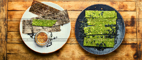 Seafood multi snack from kelp and spirulina. Algae chips. Vegan food.Dry seaweed. Kelp and spirulina chips, crispy seaweed. Стоковое фото, агентство Ingram Publishing / Фотобанк Лори
