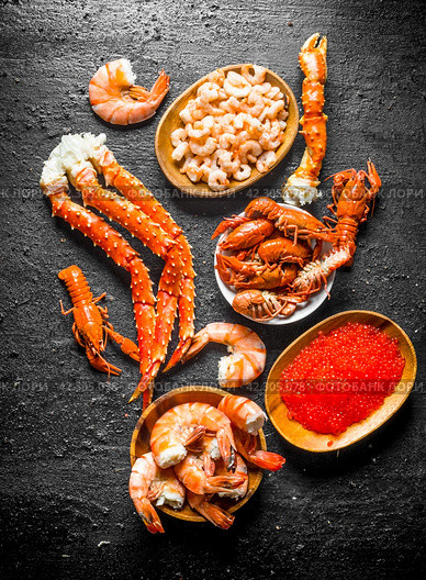 Seafood. Plates with boiled crayfish, shrimp, crab and caviar. Стоковое фото, фотограф Артем Шадрин / Фотобанк Лори