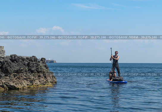Seascape with young people in the boat (2018 год). Редакционное фото, фотограф Виктория Кольцова / Фотобанк Лори