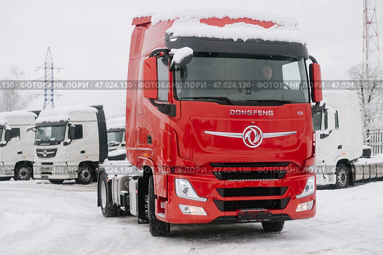 Седельный тягач Dongfeng GX в дилерском центре Азия Трак (2023 год). Редакционное фото, фотограф Антон Белицкий / Фотобанк Лори