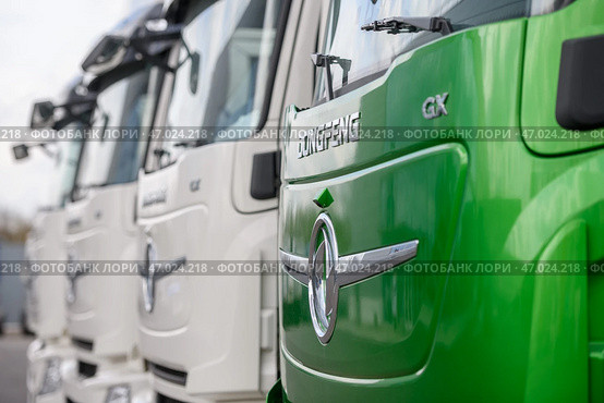 Седельный тягач Dongfeng GX в дилерском центре БорнТрак (2024 год). Редакционное фото, фотограф Антон Белицкий / Фотобанк Лори