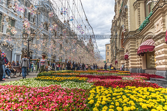 Седьмой ежегодный фестиваль живых цветов в ГУМе, июль 2019 года. Никольская улица. Город Москва. Редакционное фото, фотограф Владимир Сергеев / Фотобанк Лори