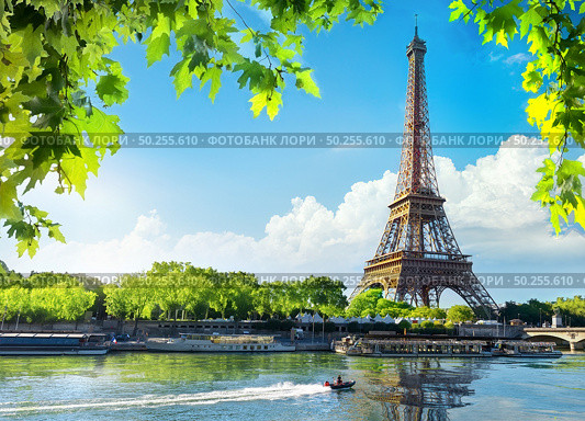 Seine in Paris with Eiffel Tower in sunrise time. Eiffel Tower in sunrise time. Стоковое фото, агентство Ingram Publishing / Фотобанк Лори