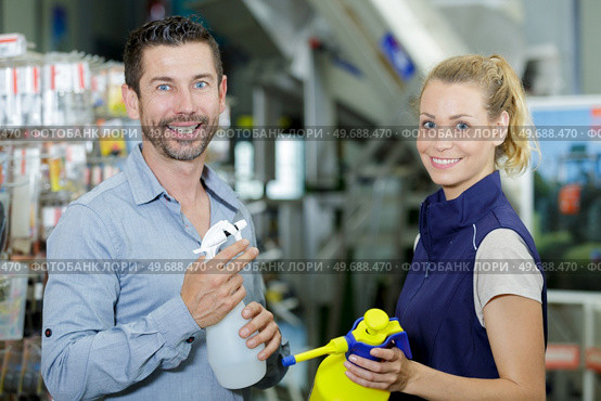 seller and customer buying spray for plants. Стоковое фото, агентство Ingram Publishing / Фотобанк Лори