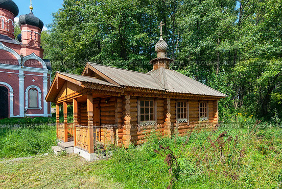 Село Пощупово. Рыбновский район. Рязанская область. Иоанно-Богословский монастырь. Деревянная купальня у часовни Иоанна Богослова на источнике. (2023 год). Редакционное фото, фотограф Зобков Юрий / Фотобанк Лори