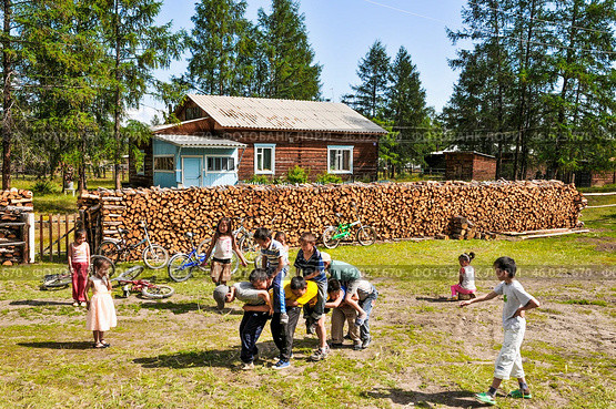 Сельская местность. Детство, улица, летние школьные каникулы, подвижные игры... Поселок Оймякон в Якутии ( Республика САХА ), Полюс Холода (2010 год). Редакционное фото, фотограф Павел Просянов / Фотобанк Лори