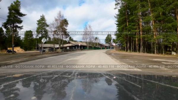 Сельские пейзажи деревенской жизни вдоль деревенской дороги во время движения автомобиля. Карелия поселок Гирвас (2023 год). Стоковое видео, видеограф Sergei Gorin / Фотобанк Лори