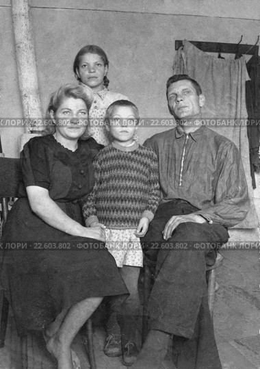 Семейный портрет (1948 год). Редакционное фото, фотограф Зобков Юрий / Фотобанк Лори