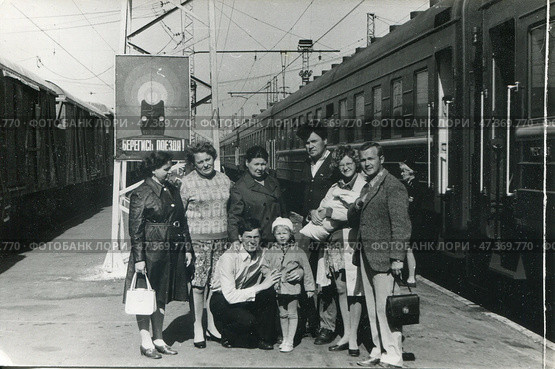 Семья на вокзале: фото на память у вагона электрички. 1970-1980-е гг, СССР. Стоковое фото, фотограф Retro / Фотобанк Лори