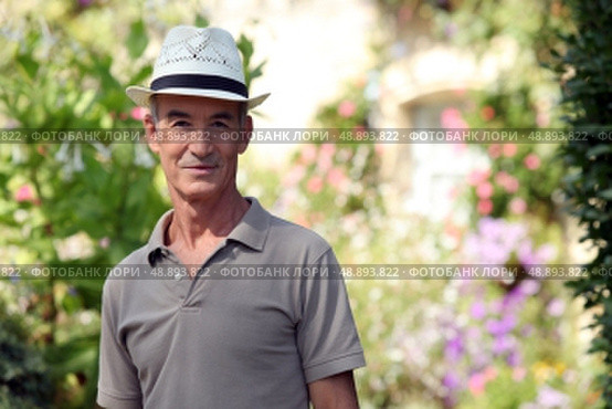 Senior citizen relaxing in his garden. Стоковое фото, агентство Ingram Publishing / Фотобанк Лори