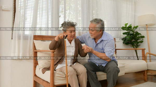 Senior couple that need to look after each other without children and grandchildren to attention. Стоковое фото, агентство Ingram Publishing / Фотобанк Лори