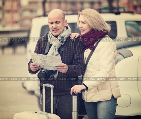 Senior couple with map and luggage. Стоковое фото, фотограф Яков Филимонов / Фотобанк Лори