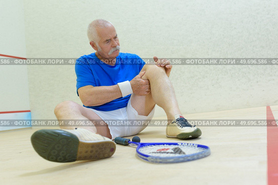senior man injured his knee. Стоковое фото, агентство Ingram Publishing / Фотобанк Лори