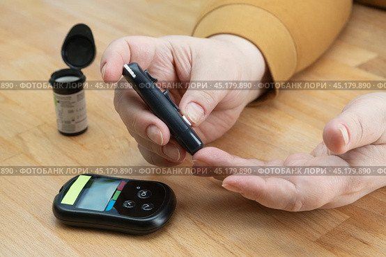 Senior woman makes blood glucose test. Стоковое фото, фотограф Мария Паина / Фотобанк Лори
