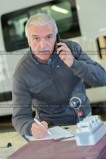 senior worker coordinating with the customer. Стоковое фото, агентство Ingram Publishing / Фотобанк Лори