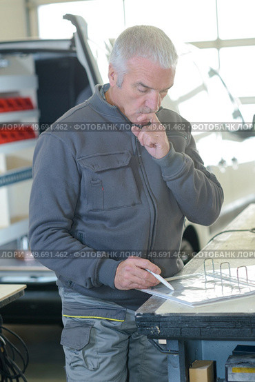 senior worker reading the next route. Стоковое фото, агентство Ingram Publishing / Фотобанк Лори