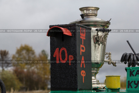 Сентябрь, 2018 - Брагино. Роботы полицейский на дороге в русской деревне. Россия, Архангельская область, Красноборский район. Редакционное фото, фотограф Яковлев Сергей / Фотобанк Лори