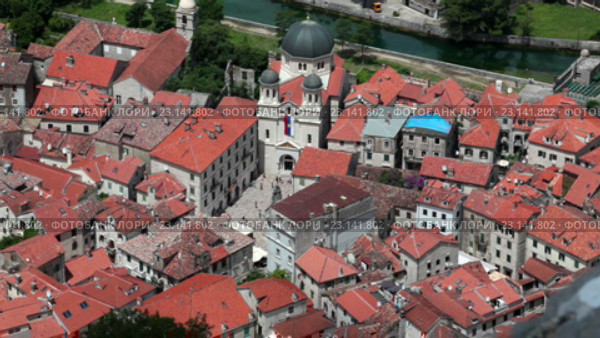Сербская православная церковь Святого Николая (St. Nicholas) среди старинных домов в старом городе Котора. Которский залив, Черногория (2016 год). Стоковое видео, видеограф Кекяляйнен Андрей / Фотобанк Лори