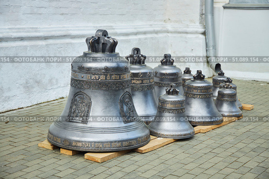 SERGIEV Posad, Russia - May 05, 2022: Bells of the Monastery of the Trinity-Sergius Lavra. Редакционное фото, фотограф Наталия Кирсанова / Фотобанк Лори