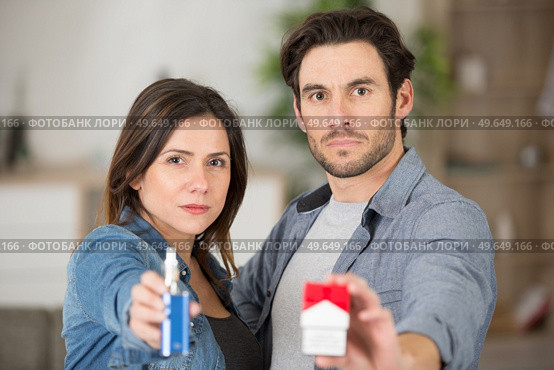 serious couple holding a cigarette paquet an an e-cigarette. Стоковое фото, агентство Ingram Publishing / Фотобанк Лори