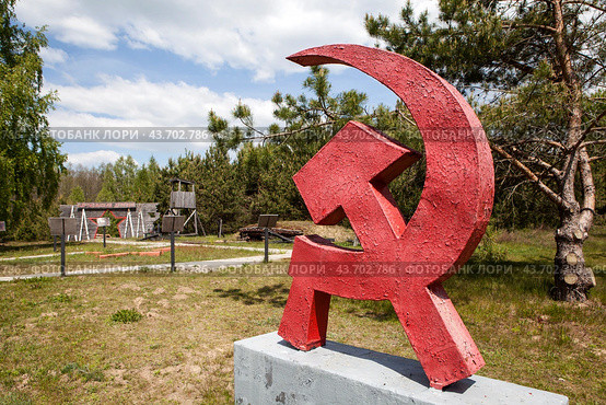 "Серп и молот". Комплекс "Партизанская деревня". д. Рабовичи. Славгородский район. Могилевская область. Беларусь (2024 год). Редакционное фото, фотограф Сергей Афанасьев / Фотобанк Лори