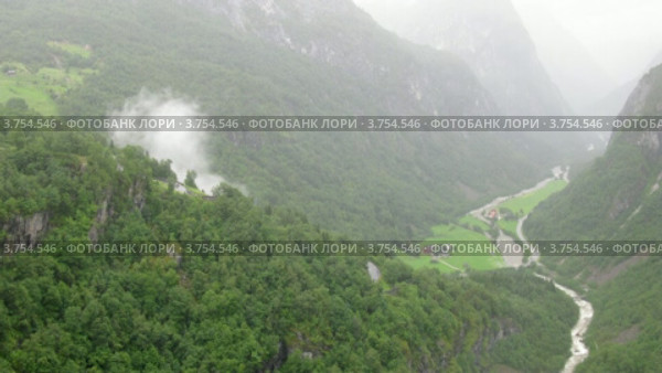 Серпантин в горах близ Stalheim, таймлапс. Стоковое видео, видеограф Losevsky Pavel / Фотобанк Лори