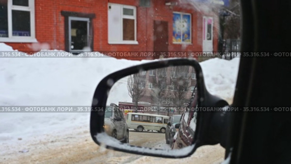 Серпухов. Пешеходы в медицинских масках и автомобильное движение на перекрестке улиц Ворошилова и Крупской (в зеркале заднего вида). (2021 год). Редакционное видео, видеограф Владимир Литвинов / Фотобанк Лори