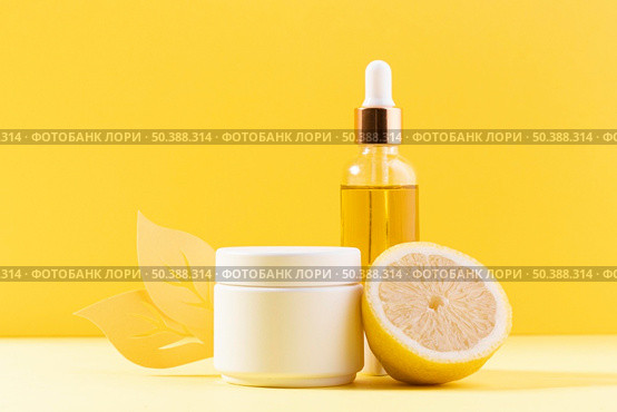 serum bottle with yellow background. Стоковое фото, агентство Ingram Publishing / Фотобанк Лори