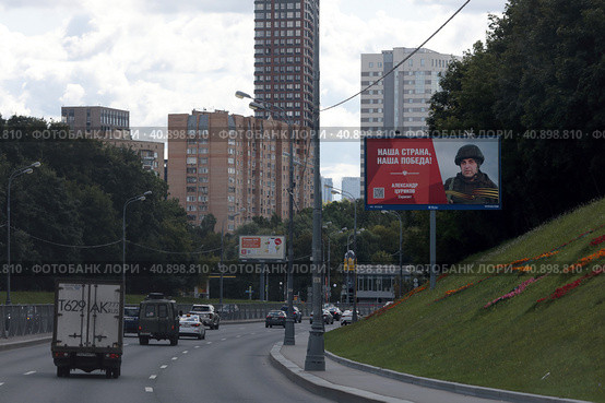 Сержант Александр Цуриков на информационном стенде в Москве (2023 год). Редакционное фото, фотограф Дмитрий Неумоин / Фотобанк Лори