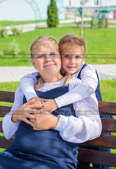 Сестренки. Подруги. Портрет. Красивые нарядные девочки. Дети - модели. Sisters. Friends. Portrait. Beautiful elegant girls. Children are models. Стоковое фото, фотограф Мария / Фотобанк Лори