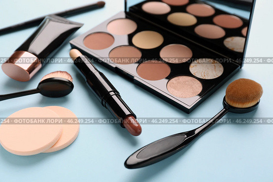 Set of cosmetics for contouring makeup on color background. Стоковое фото, фотограф Pixel_shot / Фотобанк Лори