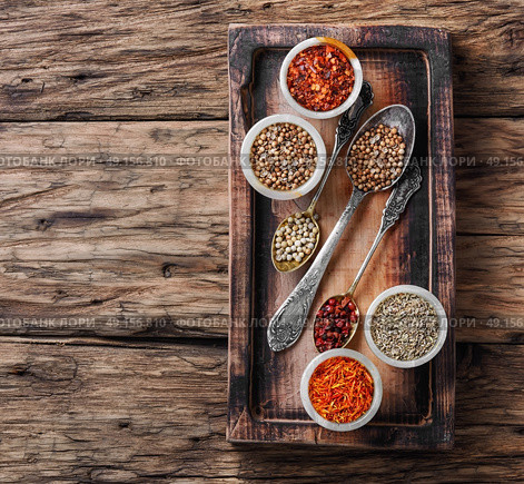 set of Indian spices peppers. peppercorns in spoon and the mortar on vintage wooden board. Стоковое фото, агентство Ingram Publishing / Фотобанк Лори