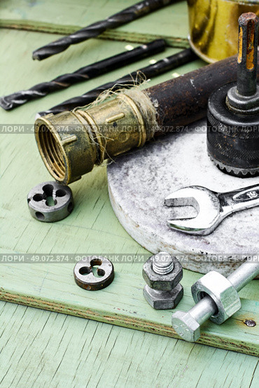 Set of tools to work with. Mounting and threading tool background iron pipes. Стоковое фото, агентство Ingram Publishing / Фотобанк Лори