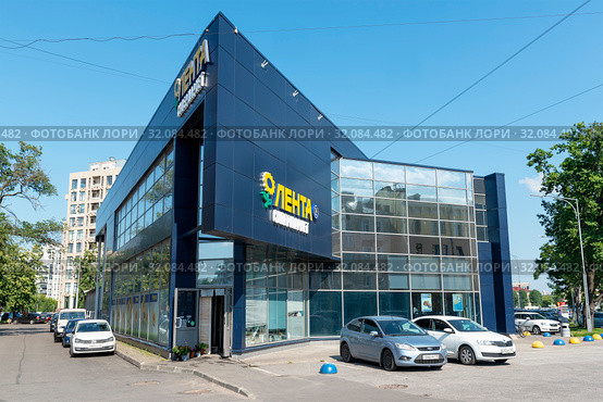Сетевой магазин "Лента" на Левашовском проспекте, 21А. Санкт-Петербург (2019 год). Редакционное фото, фотограф Александр Щепин / Фотобанк Лори