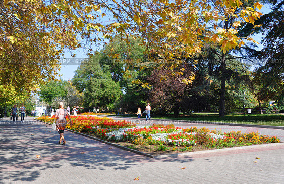 Севастополь, осень на набережной в центре города (2012 год). Редакционное фото, фотограф Анна Мартынова / Фотобанк Лори