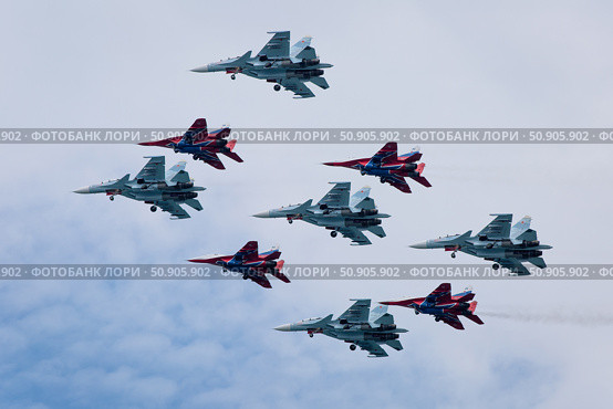 Севастополь, Россия. 8 июня 2019 года. Пилотажная группа военно-космических сил РФ во время военного шоу в Севастополе. Редакционное фото, фотограф Алексей Забусик / Фотобанк Лори