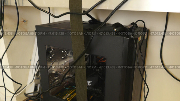 Several computer processors are on shelves. Стоковое фото, фотограф David Kashakhi / Фотобанк Лори