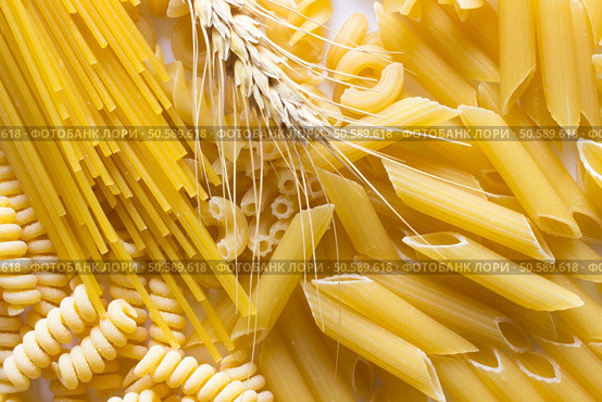 Several types of pasta, spikelets of wheat  on white. Стоковое фото, агентство Ingram Publishing / Фотобанк Лори