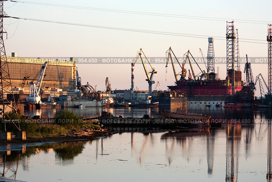 Северодвинск, вид на судостроительный завод (2009 год). Редакционное фото, фотограф Михаил Митин / Фотобанк Лори