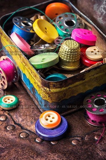 sewing retro buttons. Стоковое фото, агентство Ingram Publishing / Фотобанк Лори
