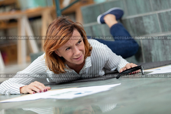sexy secretary fell down the stairs. Стоковое фото, агентство Ingram Publishing / Фотобанк Лори