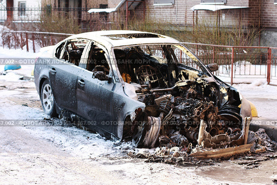 Сгоревший авто во дворе дома. Стоковое фото, фотограф Басина Наталья / Фотобанк Лори