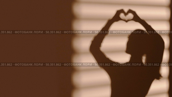 shadow woman making heart. Стоковое фото, агентство Ingram Publishing / Фотобанк Лори