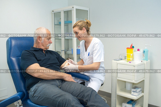 she is extracting blood from patient. Стоковое фото, агентство Ingram Publishing / Фотобанк Лори