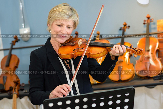 she is recording a solo album. Стоковое фото, агентство Ingram Publishing / Фотобанк Лори