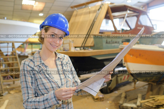 she is studying the boats blueprint. Стоковое фото, агентство Ingram Publishing / Фотобанк Лори