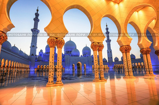 Sheikh Zayed Grand Mosque at dusk in Abu Dhabi, UAE. Стоковое фото, агентство Ingram Publishing / Фотобанк Лори