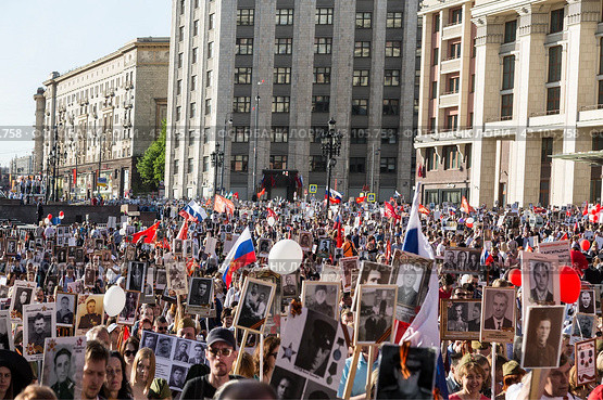 Шествие общественного движения "Бессмертный полк" в память о 26 миллионах соотечественников, погибших в Великой Отечественной войне, на Манежной площади в Москве (2016 год). Редакционное фото, фотограф Наталья Волкова / Фотобанк Лори